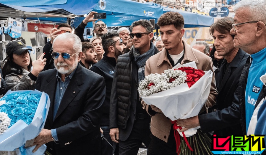 馬拉多納 去世四周年,德勞倫蒂斯、孔蒂 代表俱樂部獻(xiàn)花緬懷-第1張圖片-世俱杯 馬拉多納 去世四周年,德勞倫蒂斯、孔蒂 代表俱樂部獻(xiàn)花緬懷-第1張圖片-世俱杯