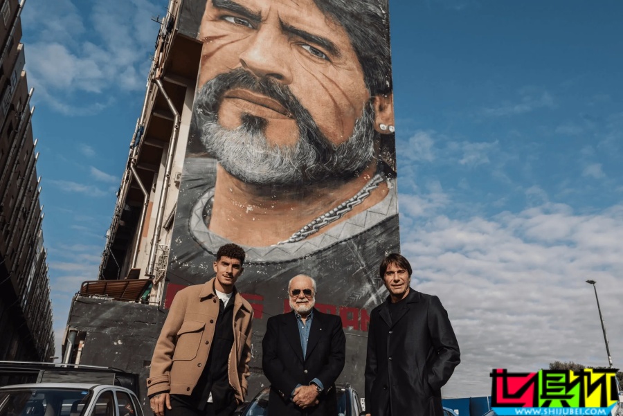 馬拉多納 去世四周年,德勞倫蒂斯、孔蒂 代表俱樂部獻(xiàn)花緬懷-第2張圖片-世俱杯 馬拉多納 去世四周年,德勞倫蒂斯、孔蒂 代表俱樂部獻(xiàn)花緬懷-第2張圖片-世俱杯