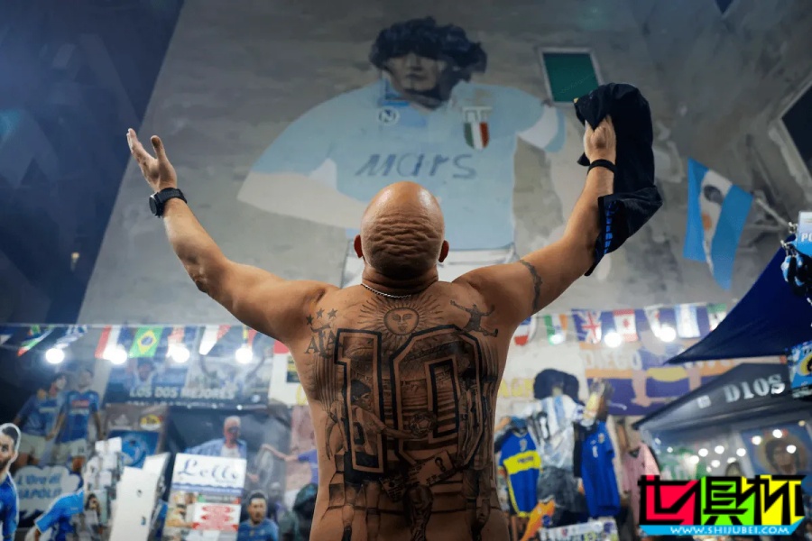 馬拉多納 去世四周年,德勞倫蒂斯、孔蒂 代表俱樂部獻(xiàn)花緬懷-第3張圖片-世俱杯 馬拉多納 去世四周年,德勞倫蒂斯、孔蒂 代表俱樂部獻(xiàn)花緬懷-第3張圖片-世俱杯