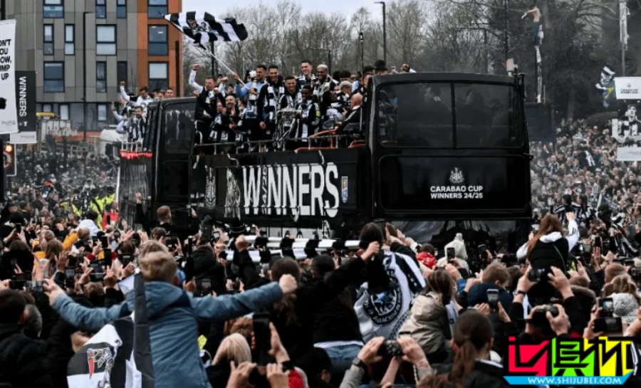 紐卡 狂歡!30萬人共慶聯賽杯奪冠,70年沉浮今朝夢圓-第1張圖片-世俱杯 紐卡 狂歡!30萬人共慶聯賽杯奪冠,70年沉浮今朝夢圓-第1張圖片-世俱杯