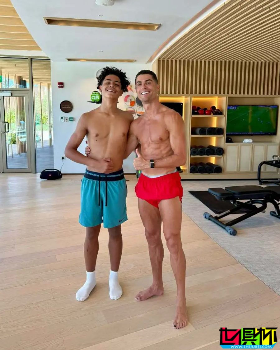 C羅 解釋與14歲兒子身高差:我身高1米87,迷你羅 身高1米85-第1張圖片-世俱杯 C羅 解釋與14歲兒子身高差:我身高1米87,迷你羅 身高1米85-第1張圖片-世俱杯