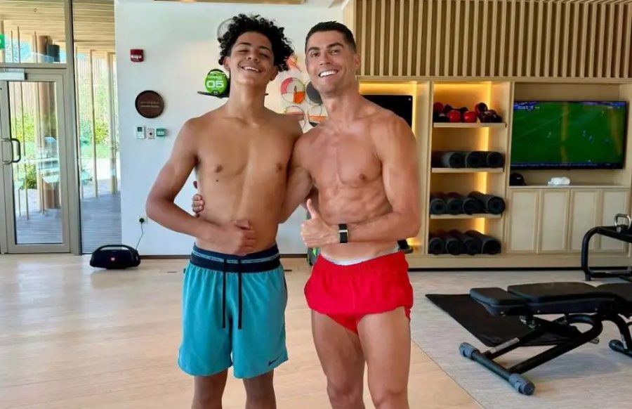 C羅 解釋與14歲兒子身高差：我身高1米87，迷你羅 身高1米85