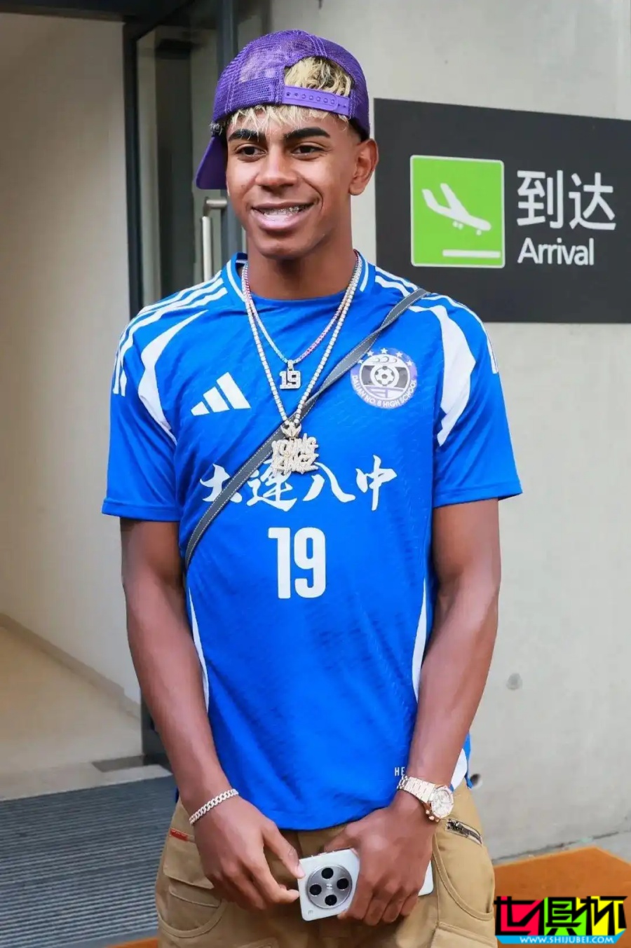 亞馬爾 抵達上海,身穿大連八中球衣,開啟首次中國行-第2張圖片-世俱杯 亞馬爾 抵達上海,身穿大連八中球衣,開啟首次中國行-第2張圖片-世俱杯