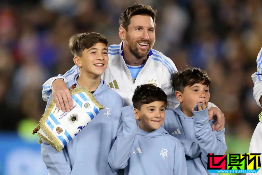 梅西 世預(yù)賽 主場謝幕:在留白中遠(yuǎn)去,把未來交給時(shí)間-第2張圖片-世俱杯 梅西 世預(yù)賽 主場謝幕:在留白中遠(yuǎn)去,把未來交給時(shí)間-第2張圖片-世俱杯